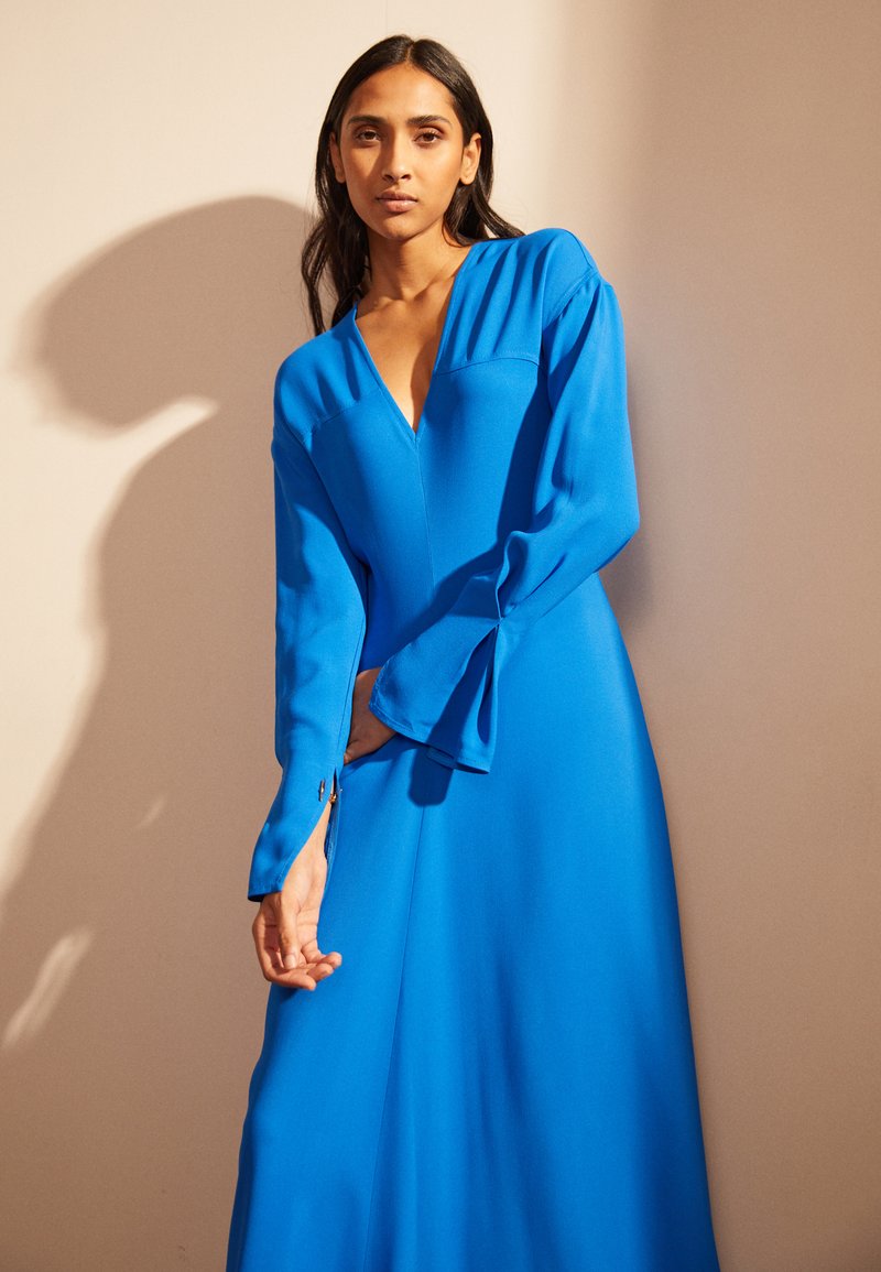 Victoria Beckham V NECK FIT AND FLARE DRESS Day dress bright blue