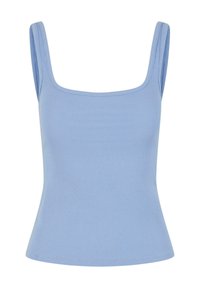 Top de tirantes finos en color azul claro con escote cuadrado. Ajuste entallado con una textura suave y un patrón de color sólido.