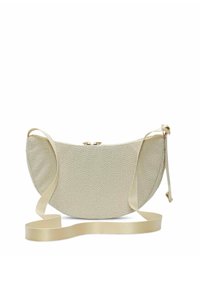 Borsa a tracolla intrecciata beige con forma curva, caratterizzata da una chiusura con zip, tracolla regolabile e un sottile motivo testurizzato su tutta la superficie.