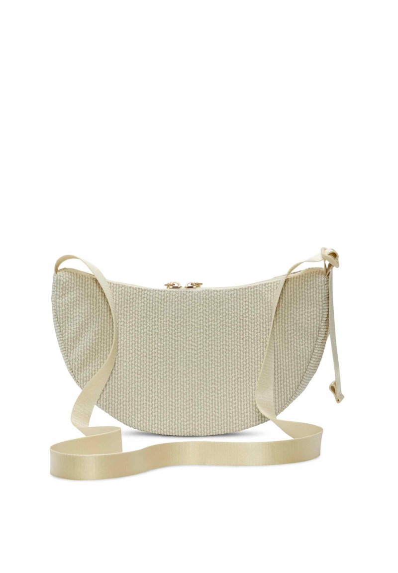Bolso cruzado de color beige tejido con una forma curvada, que cuenta con un cierre con cremallera, una correa ajustable y un sutil patrón texturizado en todo su diseño.