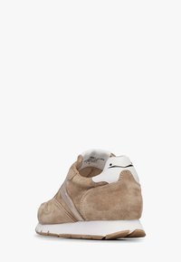 Suedesneakers i lys brun med hvid hælaccents. Har en tekstureret overdel, forstærket søm og en gummisål for godt greb.