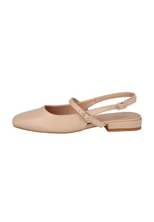 Zapato plano tipo slingback de cuero beige con punta cuadrada, dos tiras ajustables con hebillas doradas y un tacón bajo apilado.