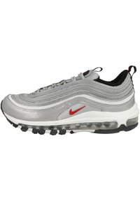 Silver atletisk sko med strukturerad tyg, en röd Nike-logotyp, lagerdessign, genomskinlig luftkuddssula och svart gummisula.