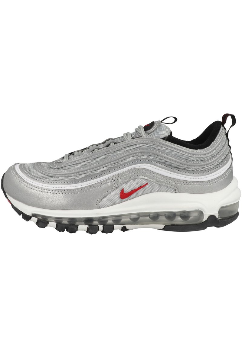 Silver atletisk sko med strukturerad tyg, en röd Nike-logotyp, lagerdessign, genomskinlig luftkuddssula och svart gummisula.