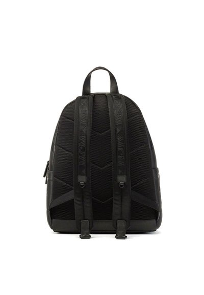 Zaino nero con corpo in rete testurizzata, schienale imbottito e spallacci regolabili; presenta dettagli con logo e una tasca laterale con cerniera.