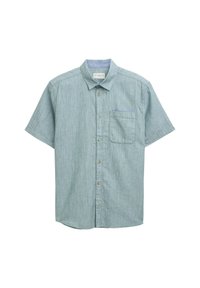 Camisa de manga corta, con botones, en tela texturada de color azul claro. Cuenta con un bolsillo en el pecho izquierdo con un ribete azul contrastante.
