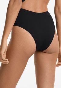 Crne gaćice od bikinija s visokim strukom izrađene od glatkog materijala, s neprimjetnim dizajnom i čvrstim pristajanjem, prikladne za razne tipove tijela.
