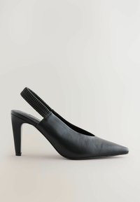 Musta nahkainen slingback-kengät, jossa on teräväkärkinen muotoilu, teksturoitu elastinen nauha kantapään kohdalla sekä korkea stiletto-korko. Sileä kokonaispinta.