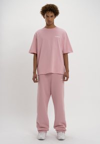 LOW LIGHTS STUDIOS® BASIC LOGO JOGGER - Tréningruha alsók - pink