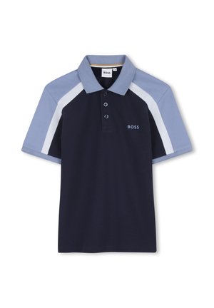 Marineblauw poloshirt met lichtblauwe kraag en mouwen, witte streep op de mouwen en het "BOSS"-logo op de borst.