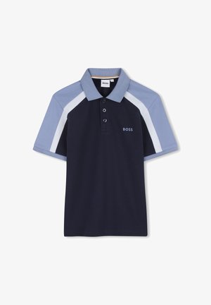Marineblauw poloshirt met lichtblauwe kraag en mouwen, witte streep op de mouwen en het "BOSS"-logo op de borst.