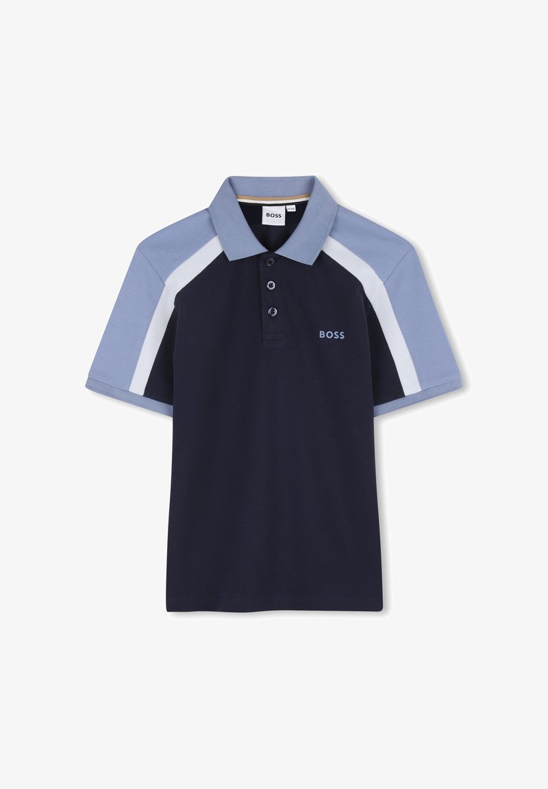 Polo bleu marine avec col et manches bleu clair, bande blanche sur les manches, et logo "BOSS" sur la poitrine.