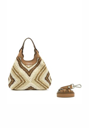 Sac à main tissé beige et marron avec poignées en cuir et bandoulière amovible en cuir marron avec fermoir argenté sur fond blanc.