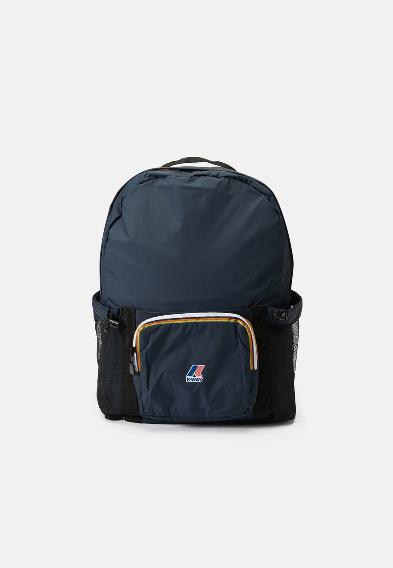 Sac à dos bleu marine avec un grand compartiment principal, une poche zippée à l'avant avec des accents jaunes et blancs, et des poches latérales en mesh. Fabriqué en tissu durable.