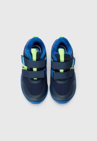Marineblaue Kinderschuhe mit grünen und blauen Akzenten, ausgestattet mit einem Textil-Obermaterial, zwei verstellbaren Klettverschlussriemen und einer abgerundeten Gummisohle.