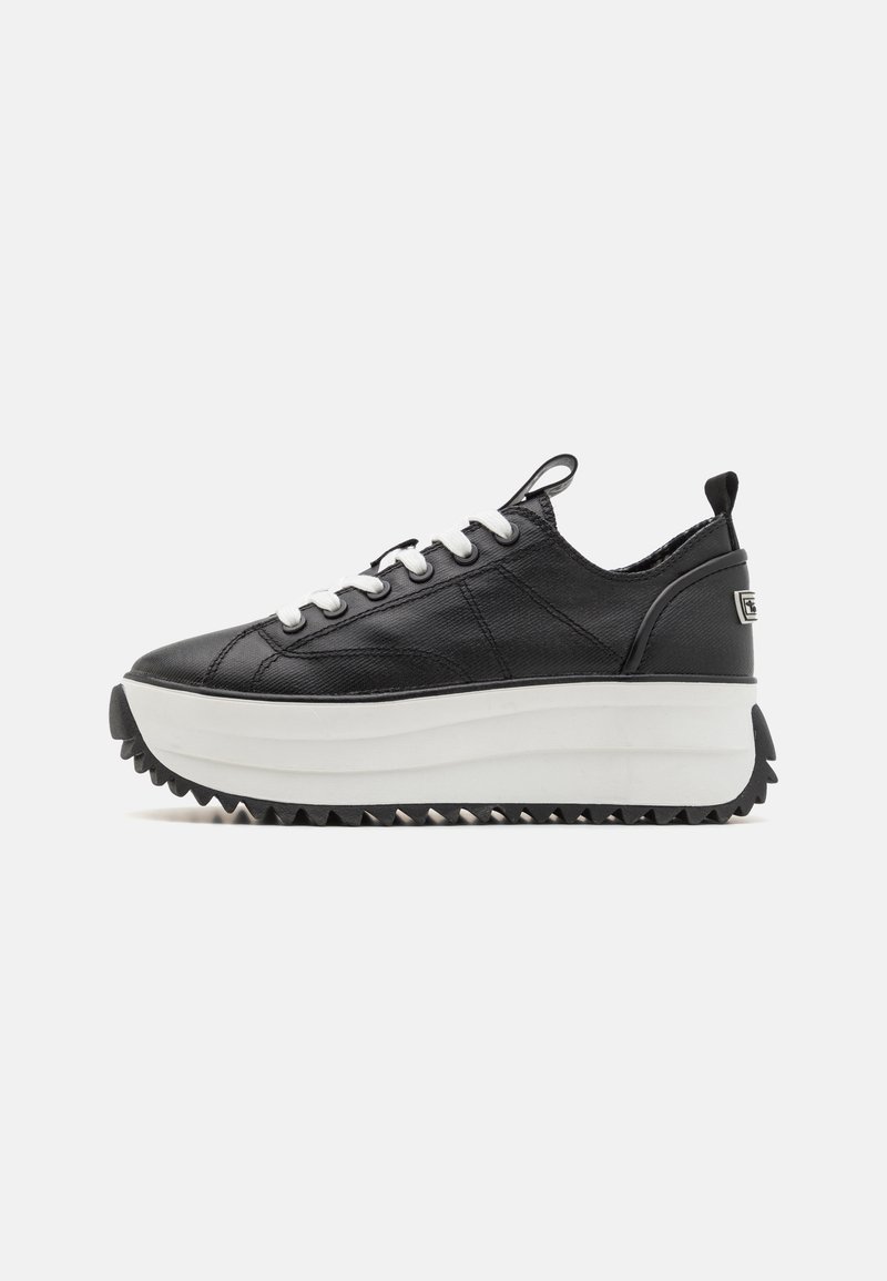Baskets à plateforme en cuir noir avec semelle blanche épaisse, lacets blancs, semelle structurée et languettes sur la languette et le talon, vues de profil.