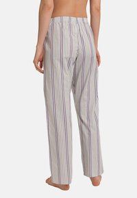 Gestreepte pyjamabroek van lichte stof met verticale lavendel- en roomkleurige strepen, voorzien van een elastische tailleband en een recht model.