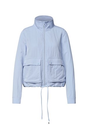 Veste zippée bleu clair avec col montant, deux grandes poches avant à rabat avec boutons et ourlet ajustable par cordon.