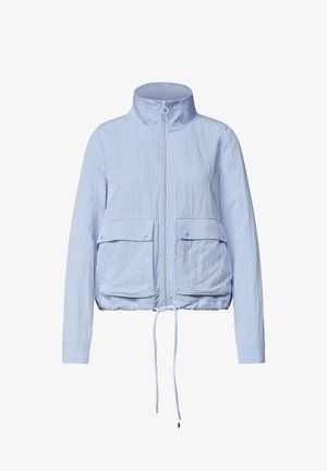 Veste zippée bleu clair avec col montant, deux grandes poches avant à rabat avec boutons et ourlet ajustable par cordon.