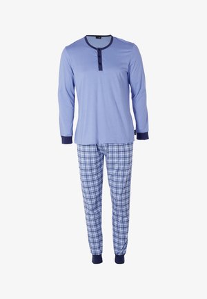Maglietta da pigiama a maniche lunghe celeste con colletto blu navy e tre bottoni, abbinata a pantaloni a quadretti blu e bianchi con dettagli blu.