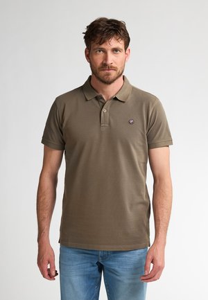 Olijfgroene polo met korte mouwen, gemaakt van katoen, met een knoopsluiting met drie knopen en een klein logo op de linkerborst.