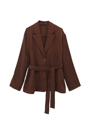 Blazer marron en tissu doux, avec un bouton unique, des manches longues et une ceinture nouée à la taille. Texture lisse, coupe décontractée.