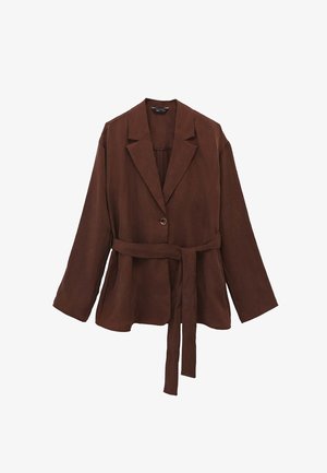 Bruine blazer van zacht fabric, met een enkele knoop, lange mouwen en een gestrikt tailleband. Soepele textuur, relaxed fit.