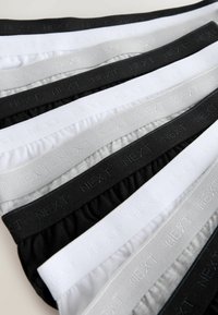 Paket aus Stoffunterwäsche in Schwarz, Weiß und Grau. Jede Unterhose hat einen elastischen Bund mit geprägtem "NEXT". Strukturierte Oberfläche.
