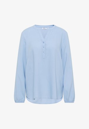 Blouse à manches longues bleu clair avec un col rond, un devant en V fendu avec trois boutons et des poignets élastiques.