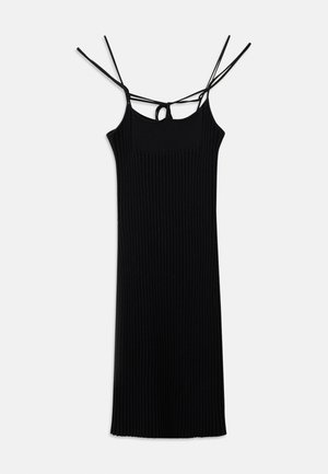 Μαύρο ριμπ πλεκτό φόρεμα με λεπτές ράντες σπαγγέτι και δετή λεπτομέρεια στην πλάτη, διαθέτοντας εφαρμοστή σιλουέτα και μήκος μέχρι το γόνατο.