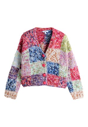 Hrubý pletený kardigán s viacfarebným patchwork vzorom, výstrih do V, dlhé rukávy a štyri ružové gombíky vpredu.