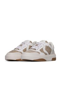 Sneaker bianche basse con tessuto beige a motivi, dettagli in pelle liscia e suola in gomma testurizzata. Lacci e logo visibili sulla linguetta.