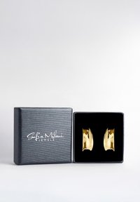 Orecchini placcati in oro con un elegante design curvo, esposti in una scatola per gioielli nera e textured con la scritta "Sofia Milani Jewels" impressa in bianco.