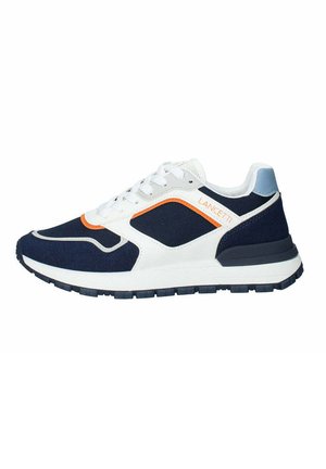 Scarpa sportiva navy e bianca con accenti arancioni, realizzata in tessuto e materiali sintetici, dotata di suola testurizzata e colletto imbottito.