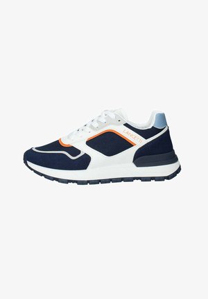 Scarpa sportiva navy e bianca con accenti arancioni, realizzata in tessuto e materiali sintetici, dotata di suola testurizzata e colletto imbottito.