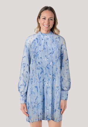 Hellblaues Kleid mit Blumenmuster, langen Puffärmeln, gefälteltem Design und hohem Kragen. Hergestellt aus leichtem, halbtransparentem Material.
