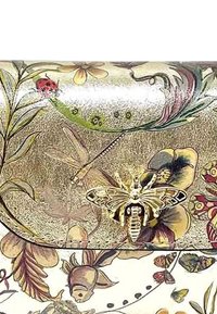 Sac à main à motif floral avec une finition métallique, présentant un motif d'abeille dorée en évidence ainsi que des détails d'insectes et de fleurs.