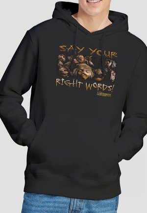 Schwarzer Hoodie mit einem grafischen Design aus mehreren Charaktergesichtern. Der Text lautet "SAG DEINE RICHTIGEN WORTE!" in einer stilisierten Schriftart.