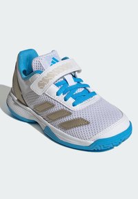 Valge spordijalats hingava võrgumaterjaliga peal, siniste aktsentide, beežide detailide ja turvalise kinnituse tagava takjakinnitusega. Kummist tallapind.