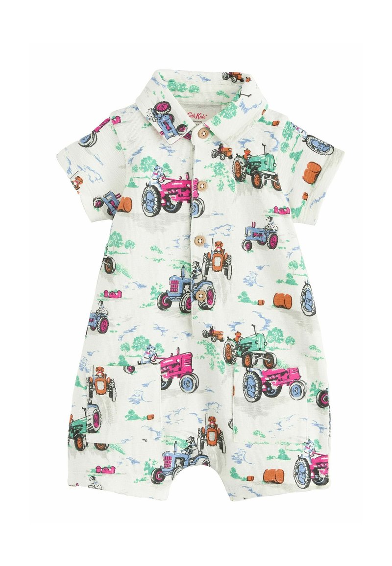Rompers à manches courtes en tissu crème avec des illustrations de tracteurs colorés. La fermeture à boutons et les poches avant soulignent le design ludique.