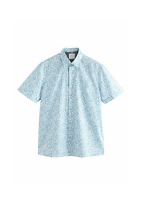 Camisa de botón de manga corta en azul claro con un patrón floral. Cuenta con un cuello clásico y una textura de tela ligera.