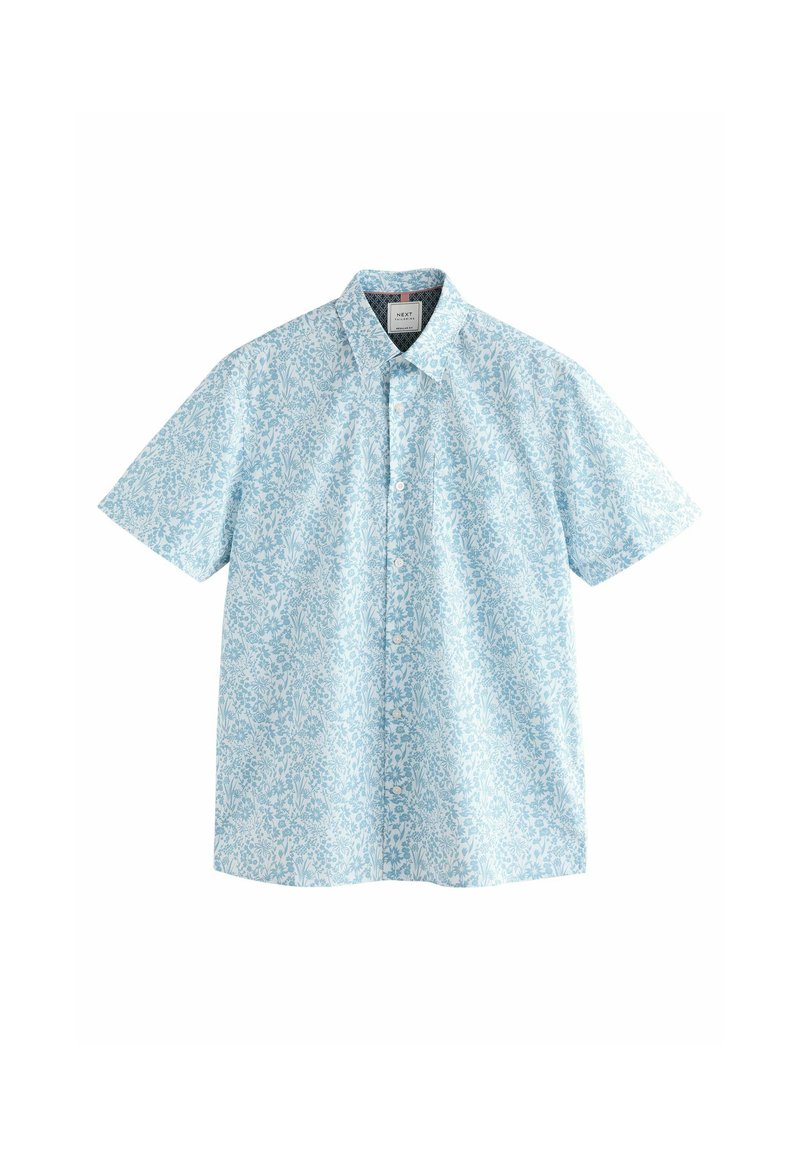 Camisa de botón de manga corta en azul claro con un patrón floral. Cuenta con un cuello clásico y una textura de tela ligera.