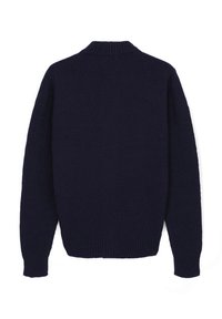 Marineblauer gestrickter Pullover mit langen Ärmeln, gerippten Bündchen, Saum und Stehkragen, von hinten auf einem weißen Hintergrund gezeigt.