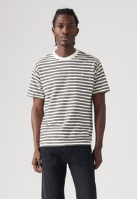Levi's® RED TAB™ VINTAGE TEE - Tricou basic - white sand