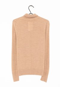 Beige langärmliger Pullover mit einem Stehkragen, der eine subtile Textur und seitliche Schlitze aufweist, auf einem Kleiderb�ügel vor einem weißen Hintergrund präsentiert.