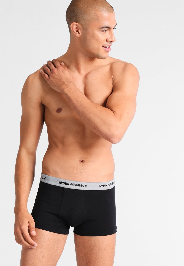 Čierne bavlnené boxerky s šedým elastickým pásom so značkou "Emporio Armani". Hladká textúra, priliehavý strih.
