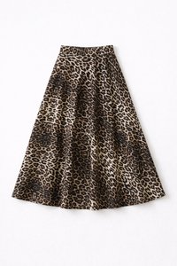 Jupe midi à motif léopard en tissu doux, avec une silhouette fluide, une ceinture noire et un motif varié marron et noir.