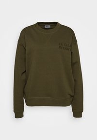 Sudadera color verde oliva hecha de tela suave, con cuello redondo, puños acanalados y texto bordado "LE CLU SPORTIF" en un lado.