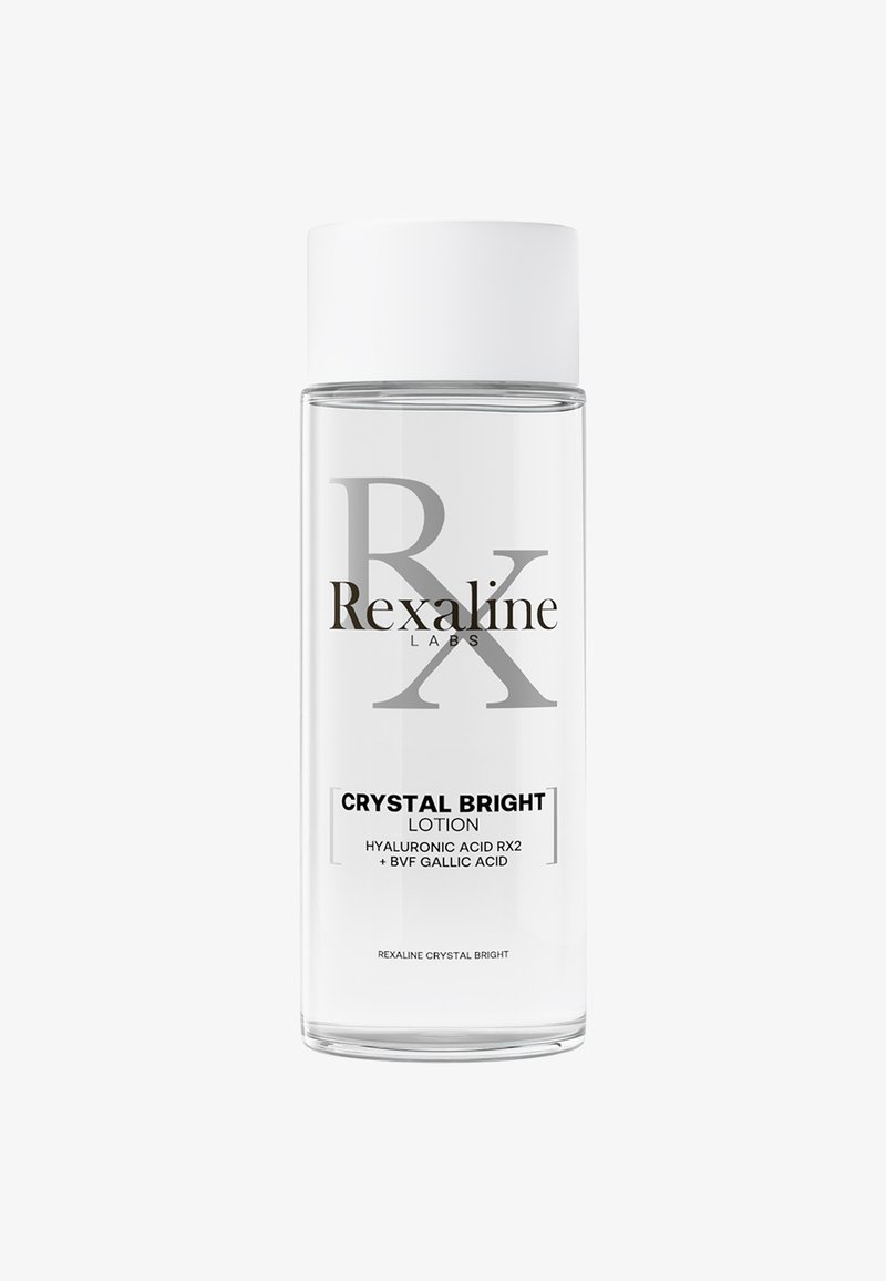 Klare Glasflasche mit einem weißen Deckel. Das Etikett zeigt "Rexaline Labs" und "Crystal Bright Lotion" in schwarzem Text. Enthält Hyaluronsäure.