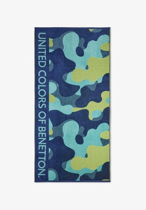 Handtuch mit blauem, türkisfarbenem und grünem abstraktem Camouflage-Muster mit dem Text "United Colors of Benetton" entlang einer vertikalen Seite.